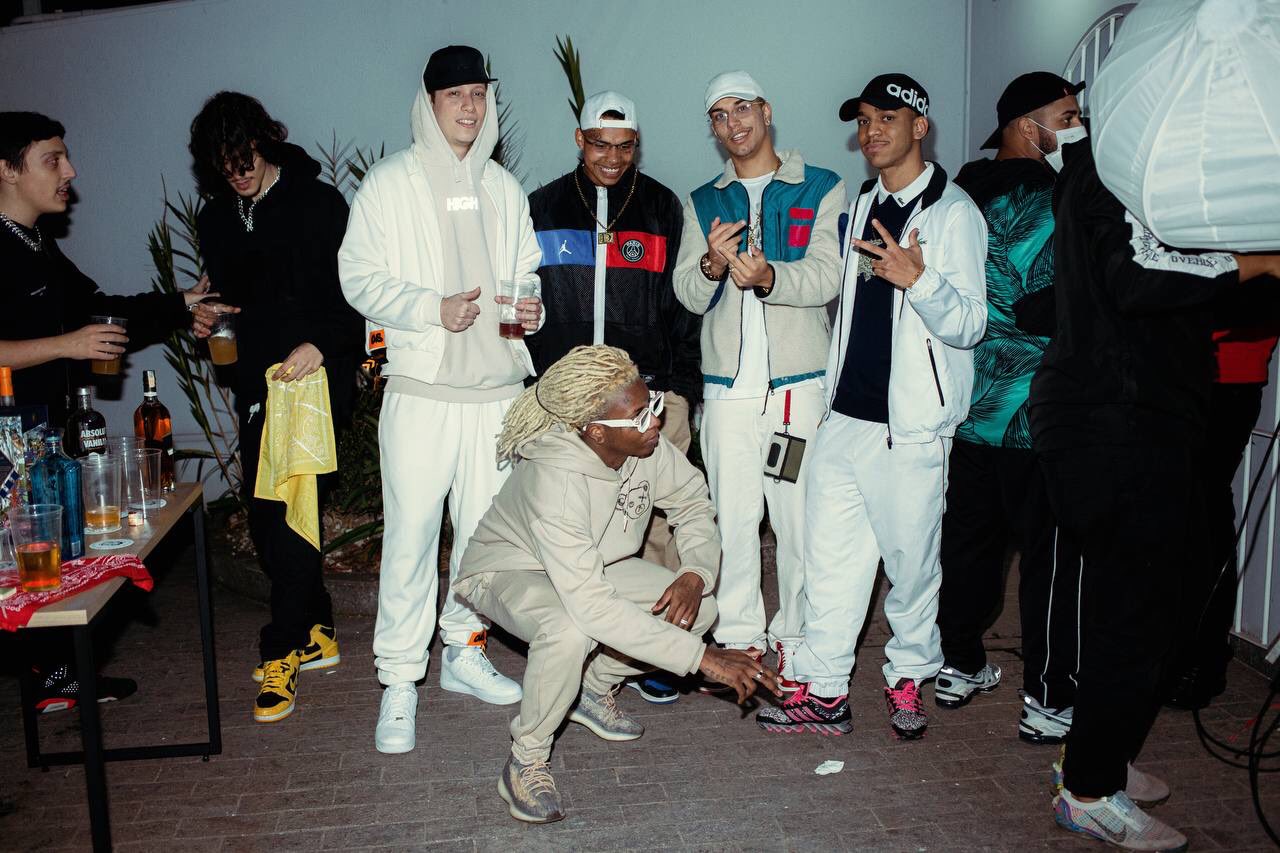 Lírios-da-paz em um parque com fundos de árvore