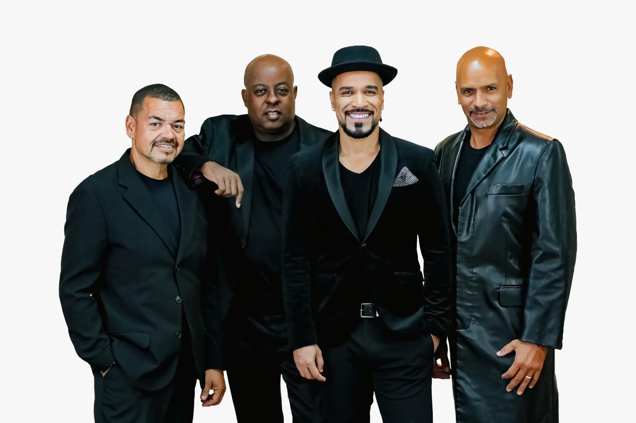 mulher sorrindo pegando fruta em bancada em cozinha