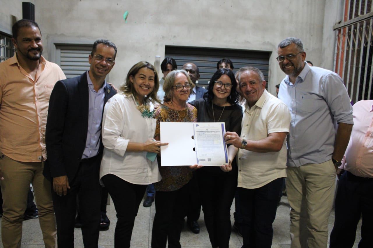 Vilmar Mariano entrega escrituras de casas para moradores pelo Pograma Aparecida Legal. Foto: Divulgação