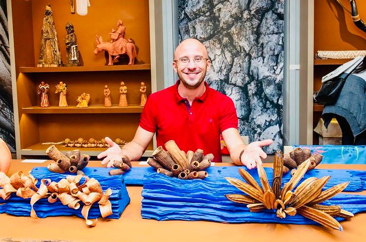 Viniciu artesão que teve obras expostas em cenário da novela Terra e Paixão. Foto: Acervo Pessoal