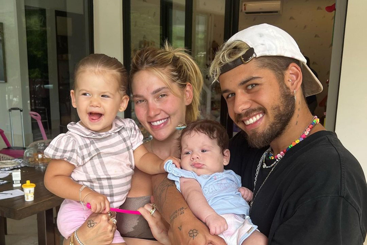 Grupo de mulheres praticando yoga em estúdio