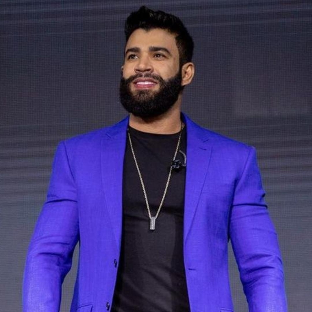 Homem fazendo agachamento unilateral em uma academia