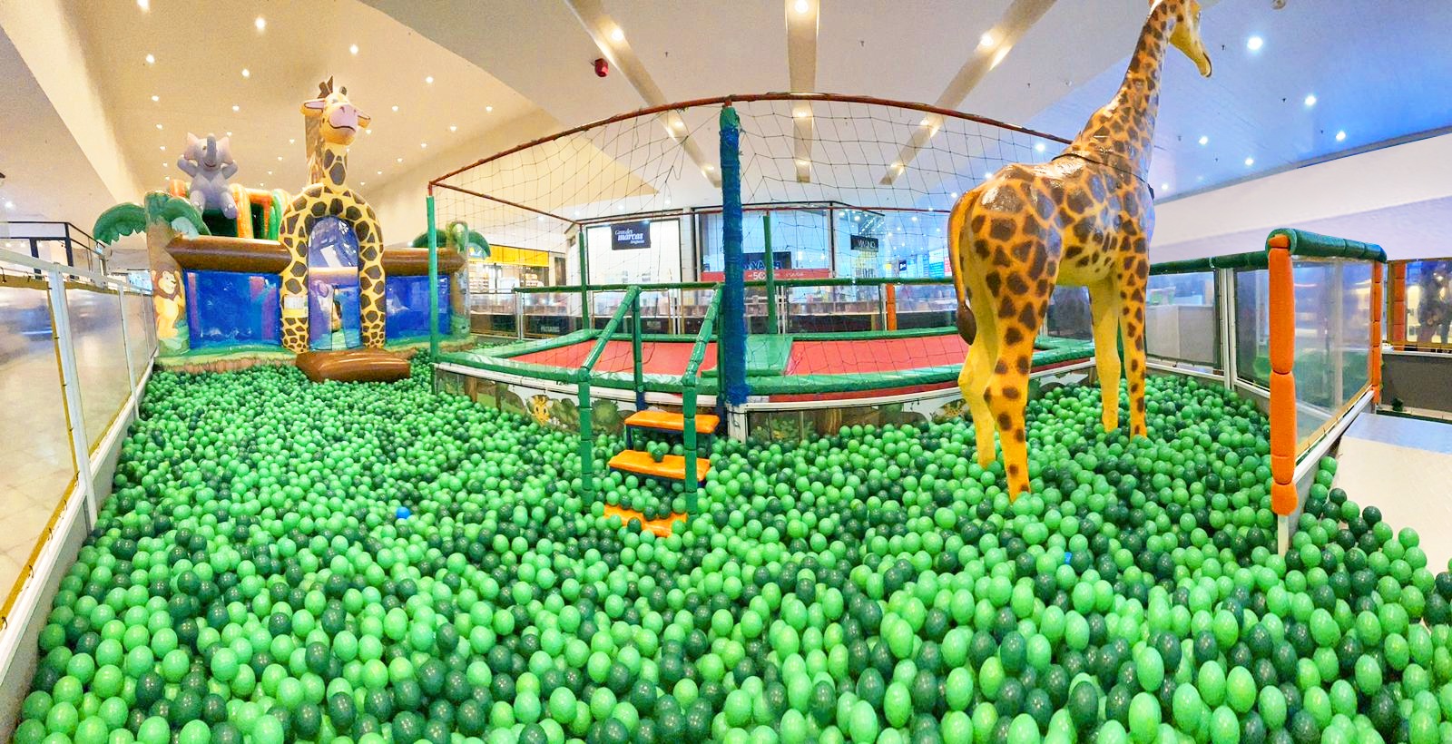 As Aventuras da Girafa Lili já estão disponíveis no Araguaia Shopping (Foto divulgação).