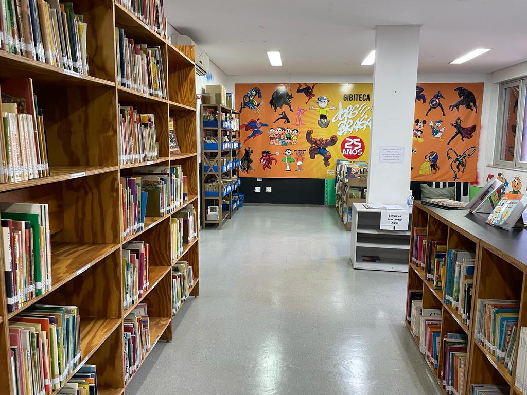 Mulher sentada no sofá com um menino e uma menina de cada lado