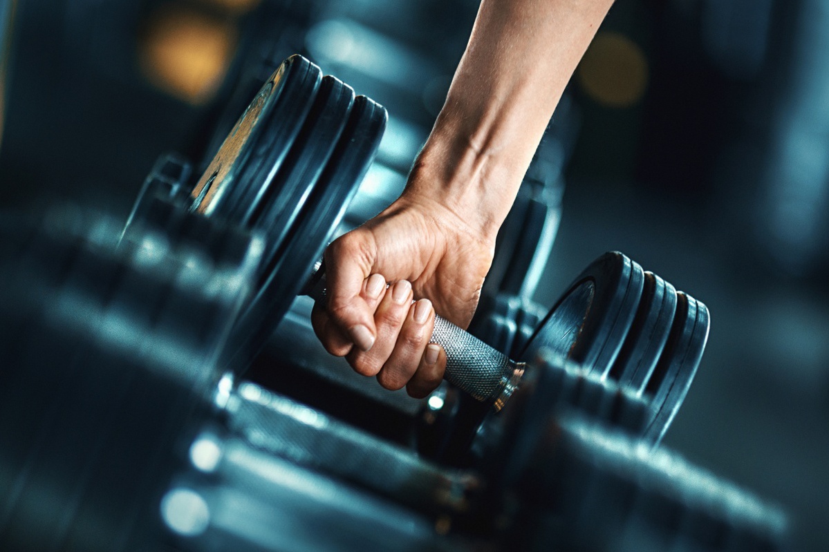 Ilustração de uma mulher representando o signo de Virgem em um fundo verde