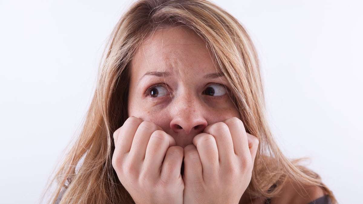 Ilustração do signo de capricórnio em um círculo azul em cima de um fundo bege