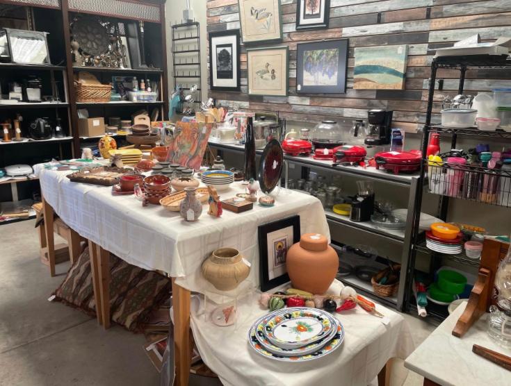 blocos de açúcar formando um antebraço e uma mão segurando uma gota de sangue em um fundo azul