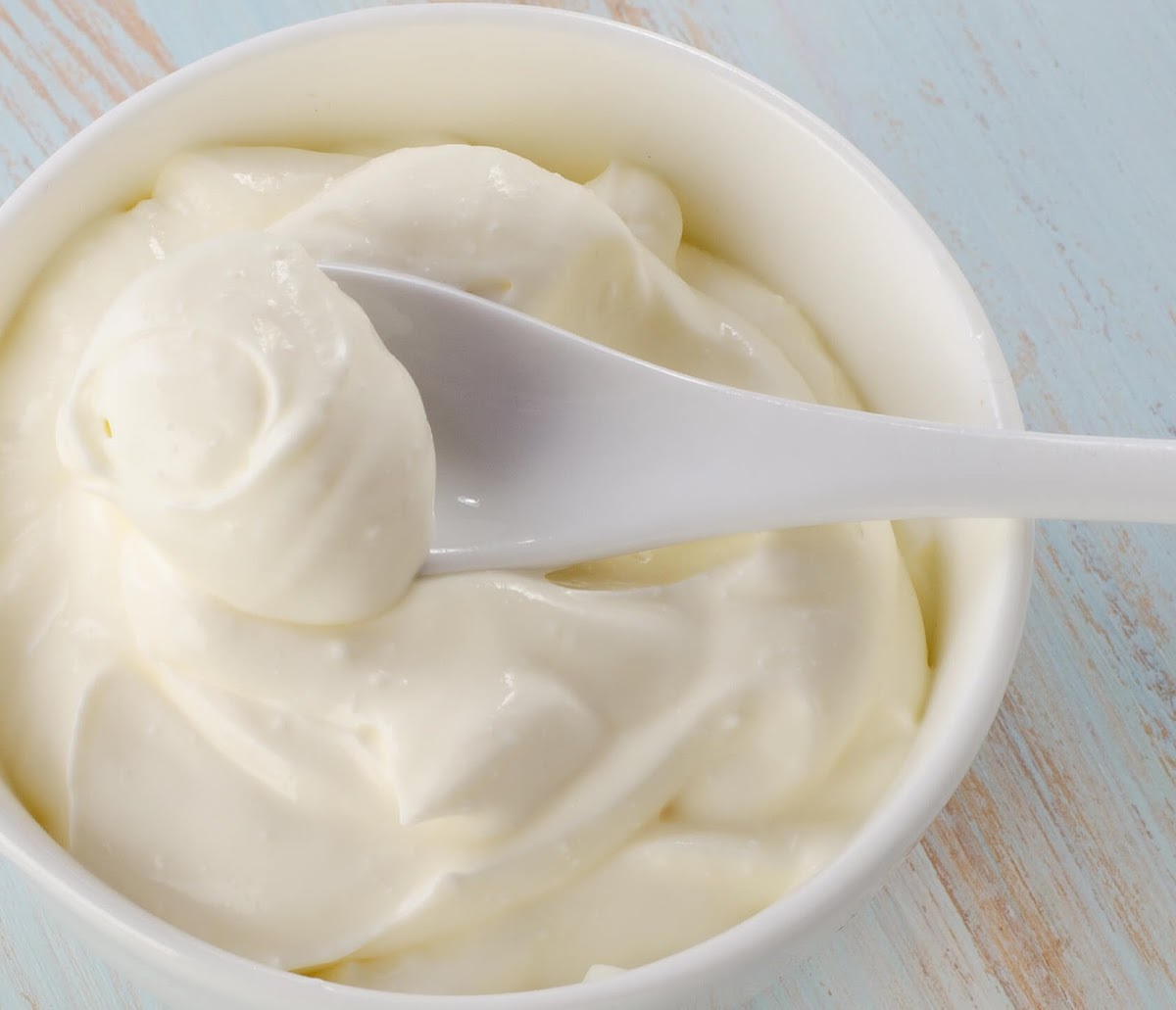 Ilustração do signo de leão em branco com estrelas em um fundo cinza