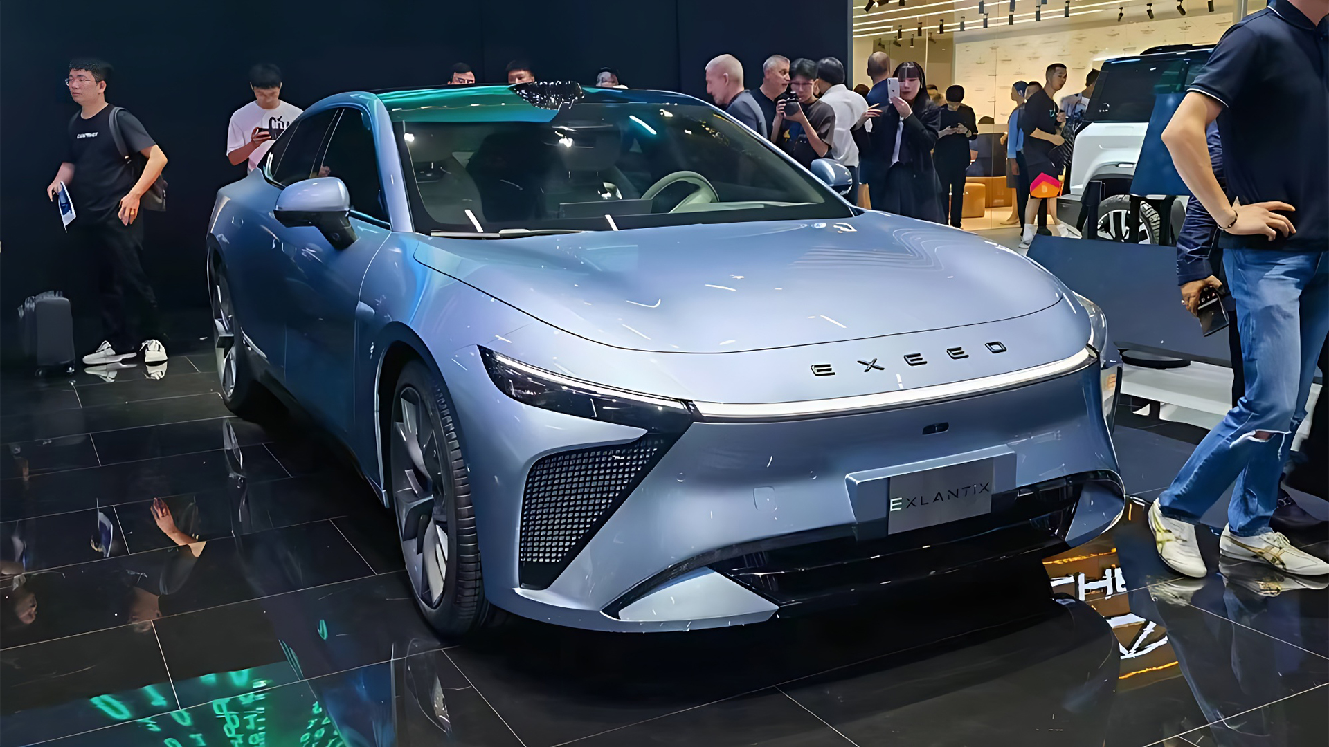 Mulher sentada no sofá e olhando a glicemia no celular e com aparelho no braço