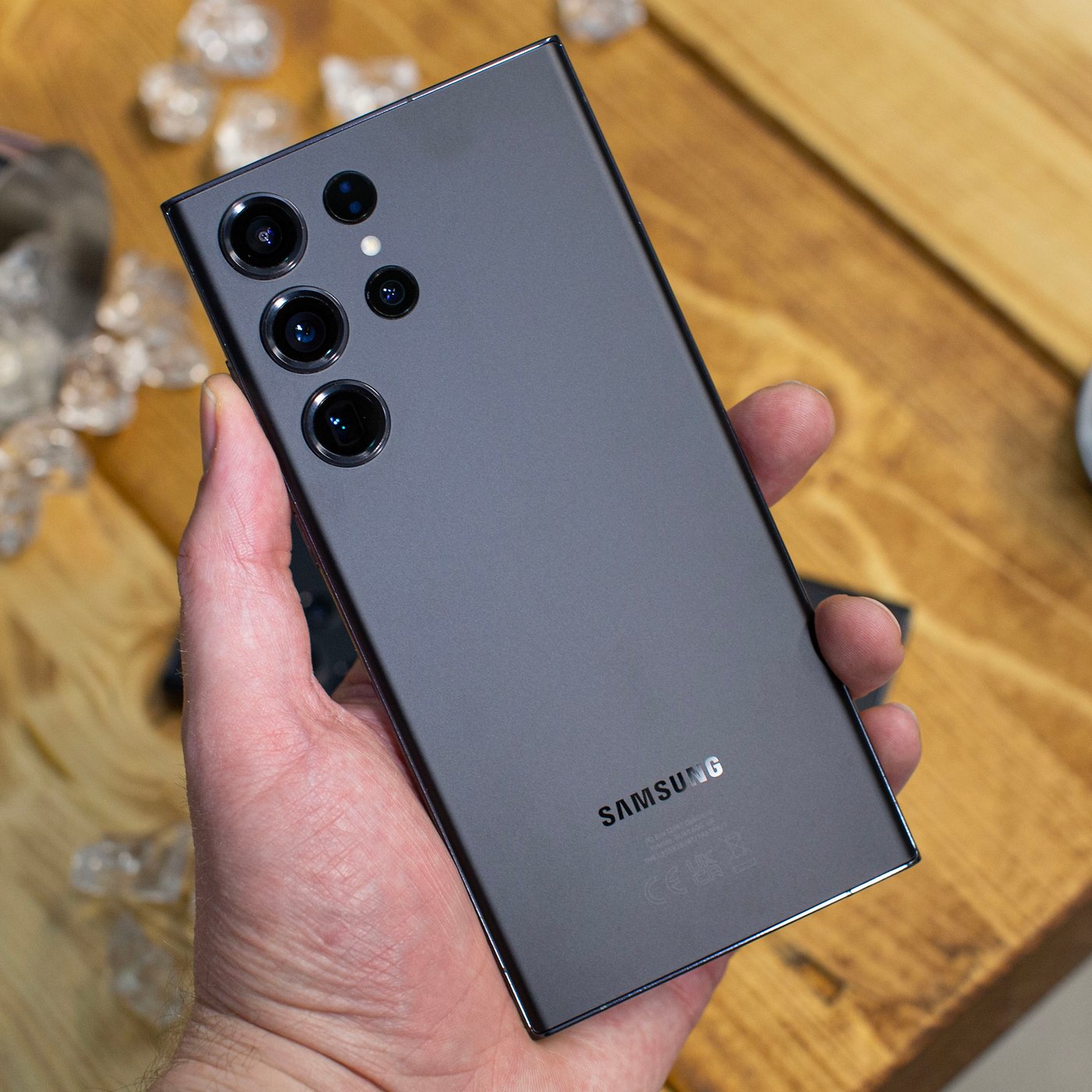 Mulher em entrevista de emprego com homem conduzindo