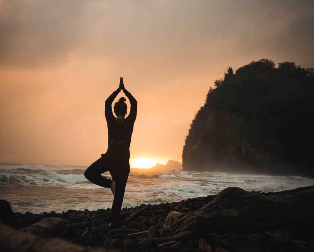 Homem estudando em biblioteca usando notebook