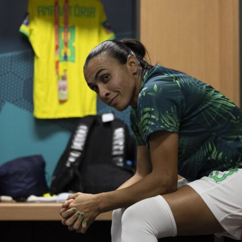 Após-se-aposentar-da-Copa-do-Mundo,-Marta-recebe-uma-comovente-homenagem-de-sua-namorada.-04-04-08-23