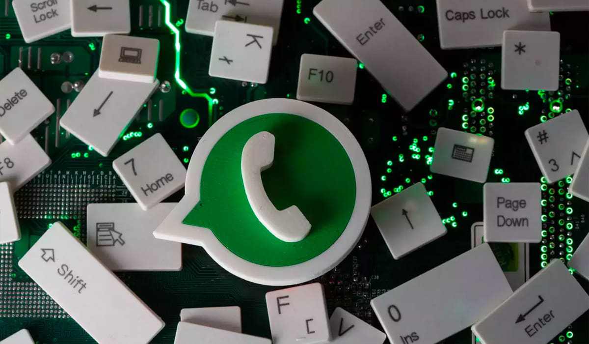 Suco de abacaxi com espinafre em cima de mesa de madeira