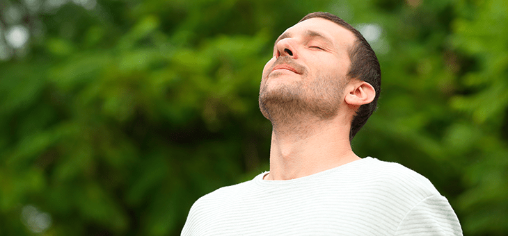 círculo roxo com o símbolo do signo de câncer e fundo de estrelas