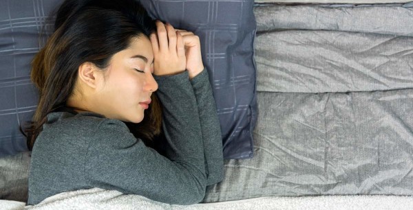 planeta urano azul com fundo preto com estrelas