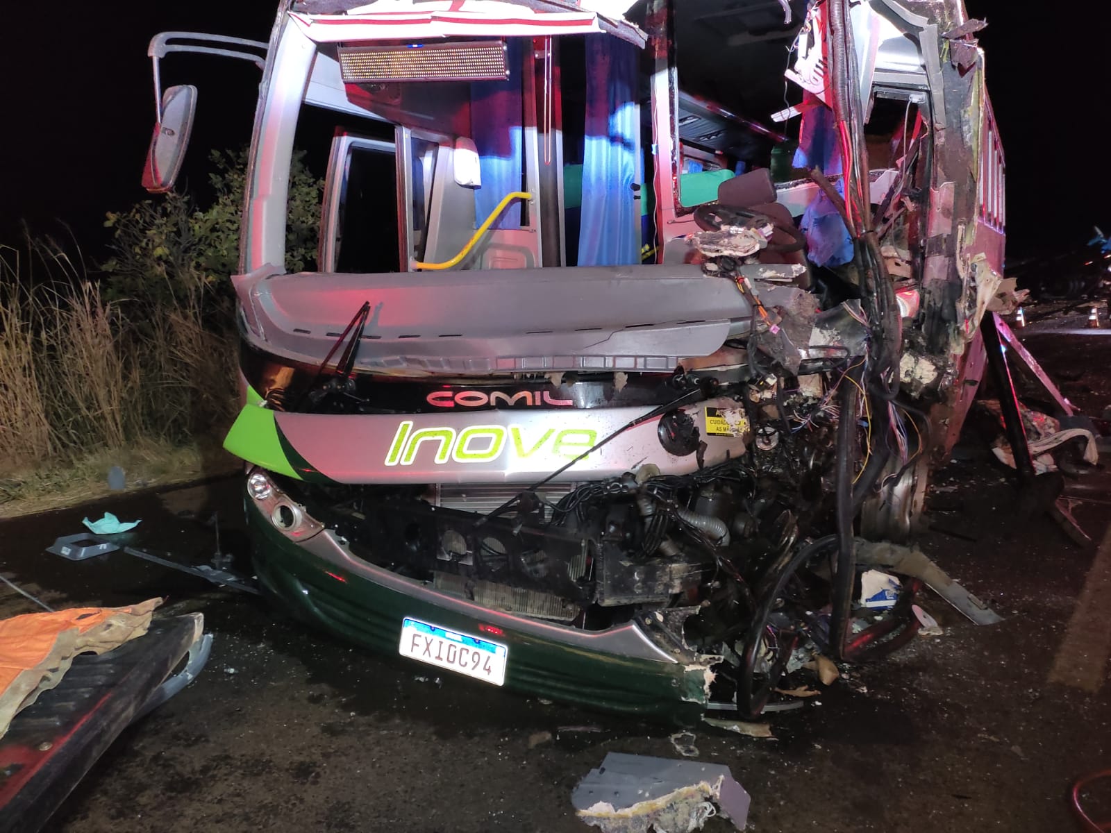 acidente entre caminhão e ônibus na BR-452, em Itumbiara. Foto: PRF