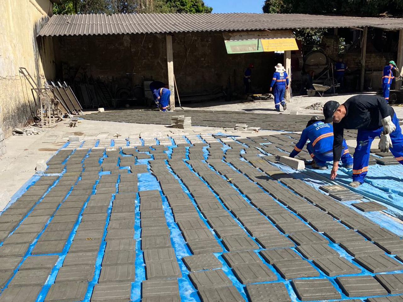 produção de pisso táteis. Foto: Seinfra