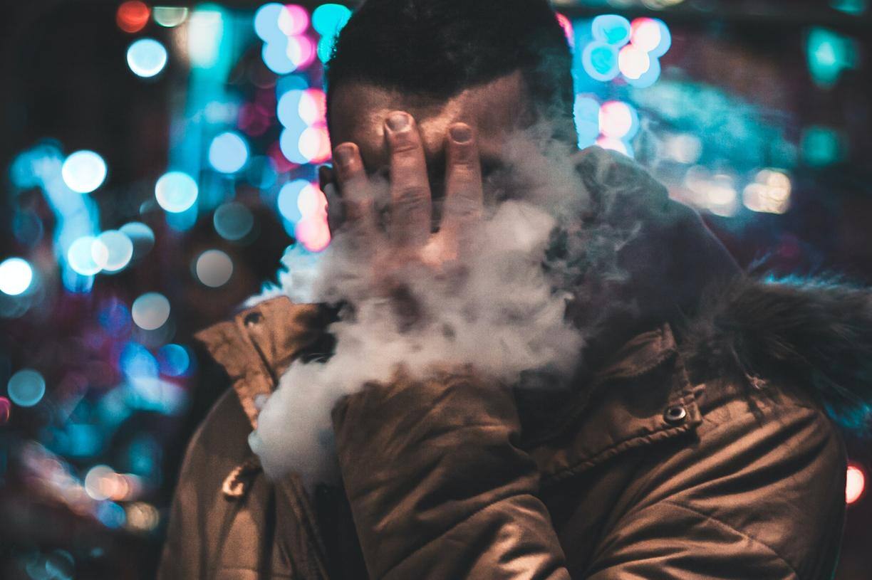 Ilustração do signo de Áries na cor rosa em um fundo azul e laranja