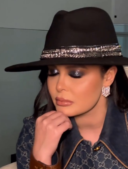 imagem de copa de cozinha com mesa de madeira e cadeiras pretas