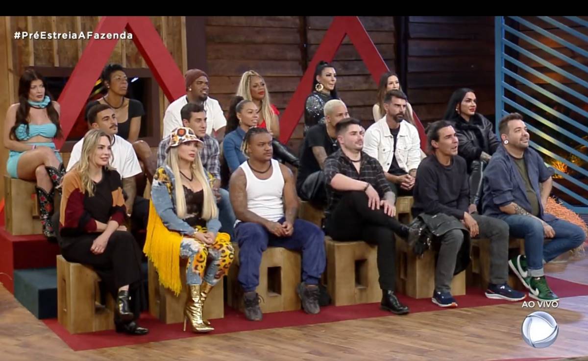 imagem de área de serviço com armários de madeira e máquina de lavar preta