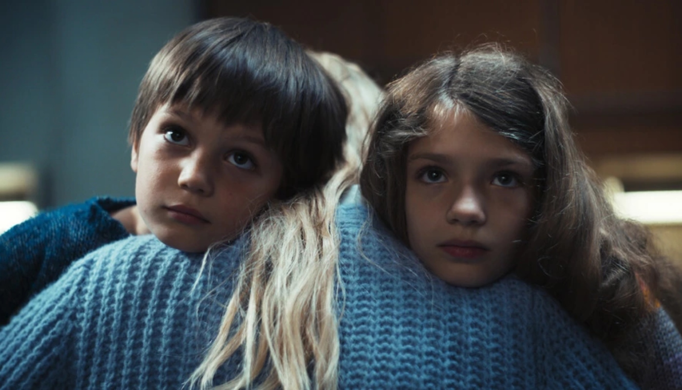 Cachorro filhote comendo petisco deitado