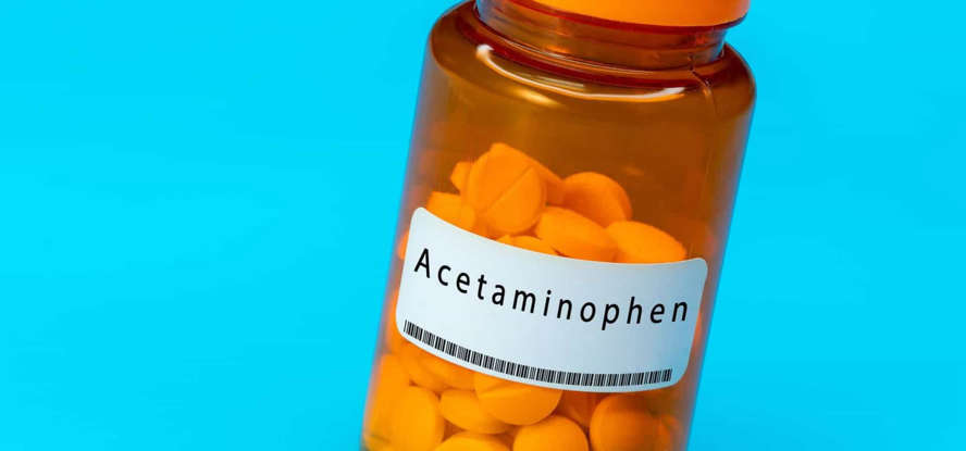 Ilustração do signo de Sagitário na cor rosa em fundo azul e laranja