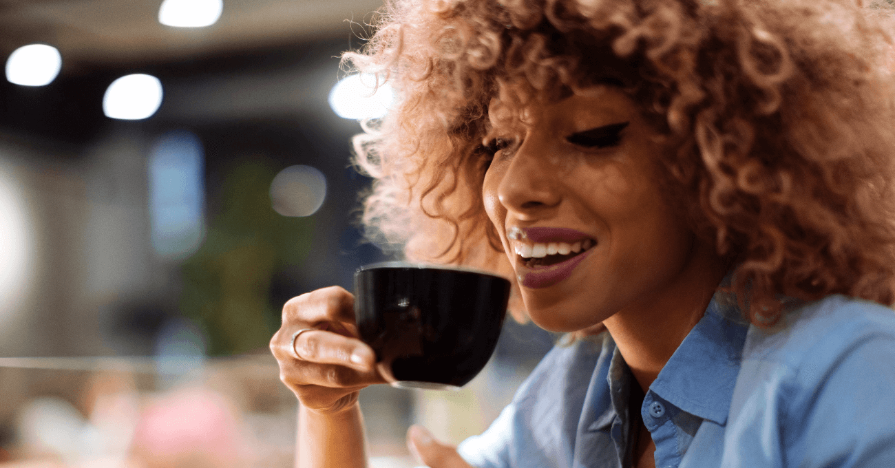 capa do livro "Um dia sem odiar" bege com escritos em laranja