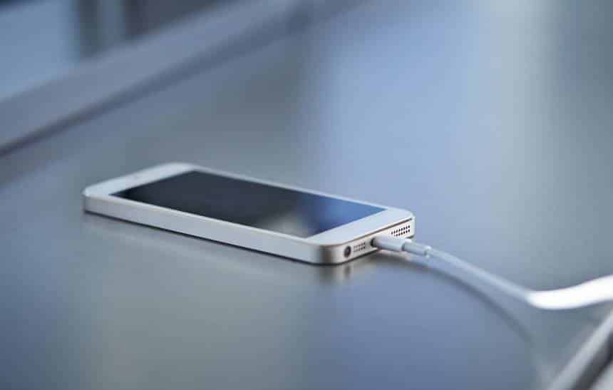 imagem com atores de "Vidas bandidas", com mulher no centro e um homem de cada lado