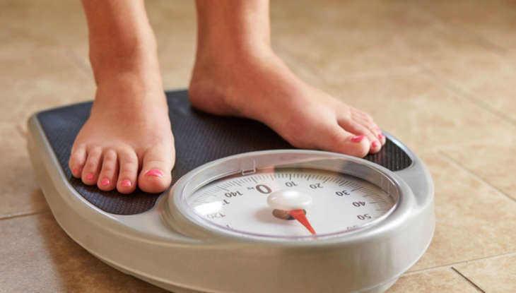 mulher idosa com os braços levantados e puxando elástico fisioterapeuta atrás ajudando