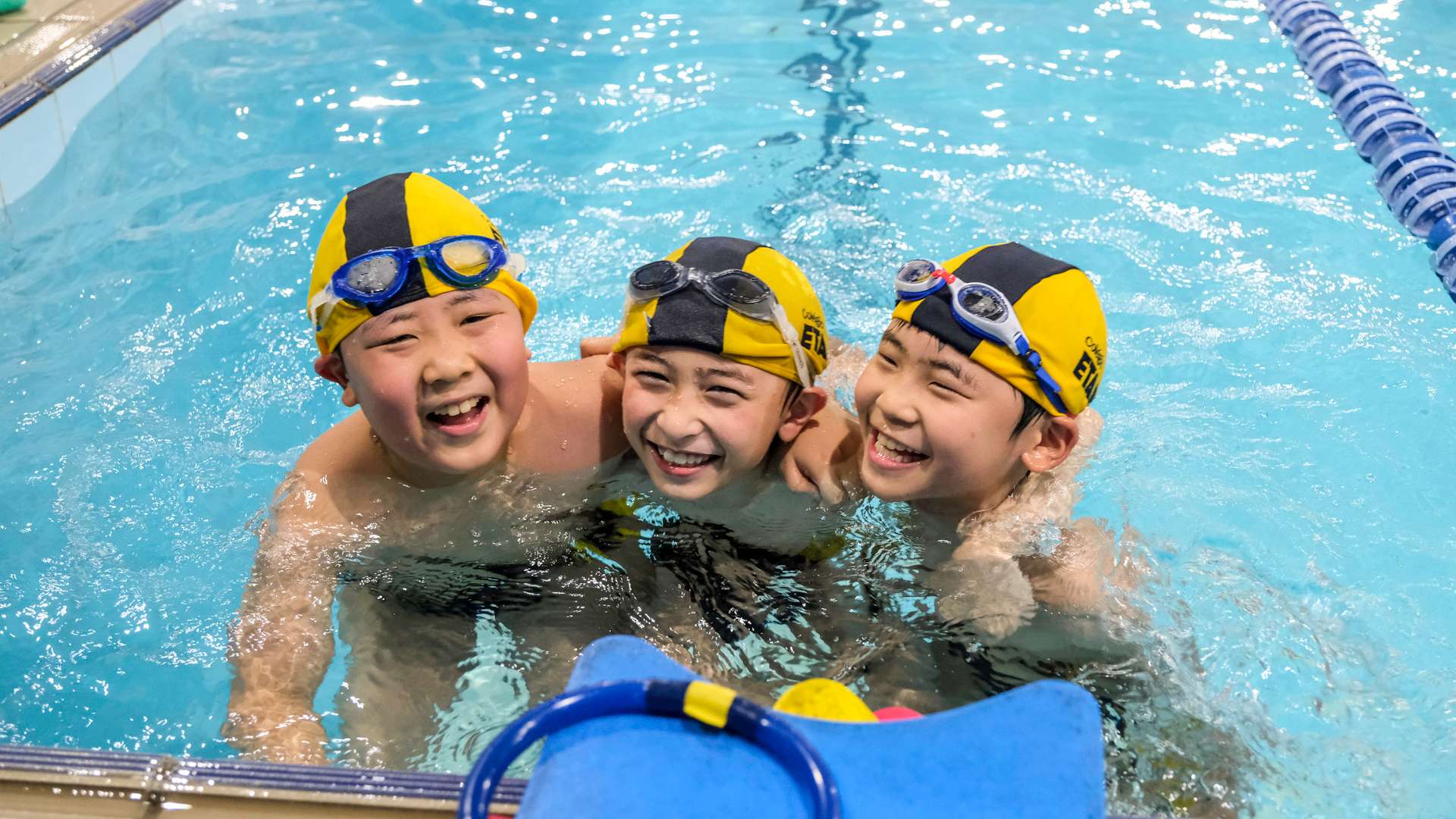 Gato da raça devon rex sentado em cima de uma cama 