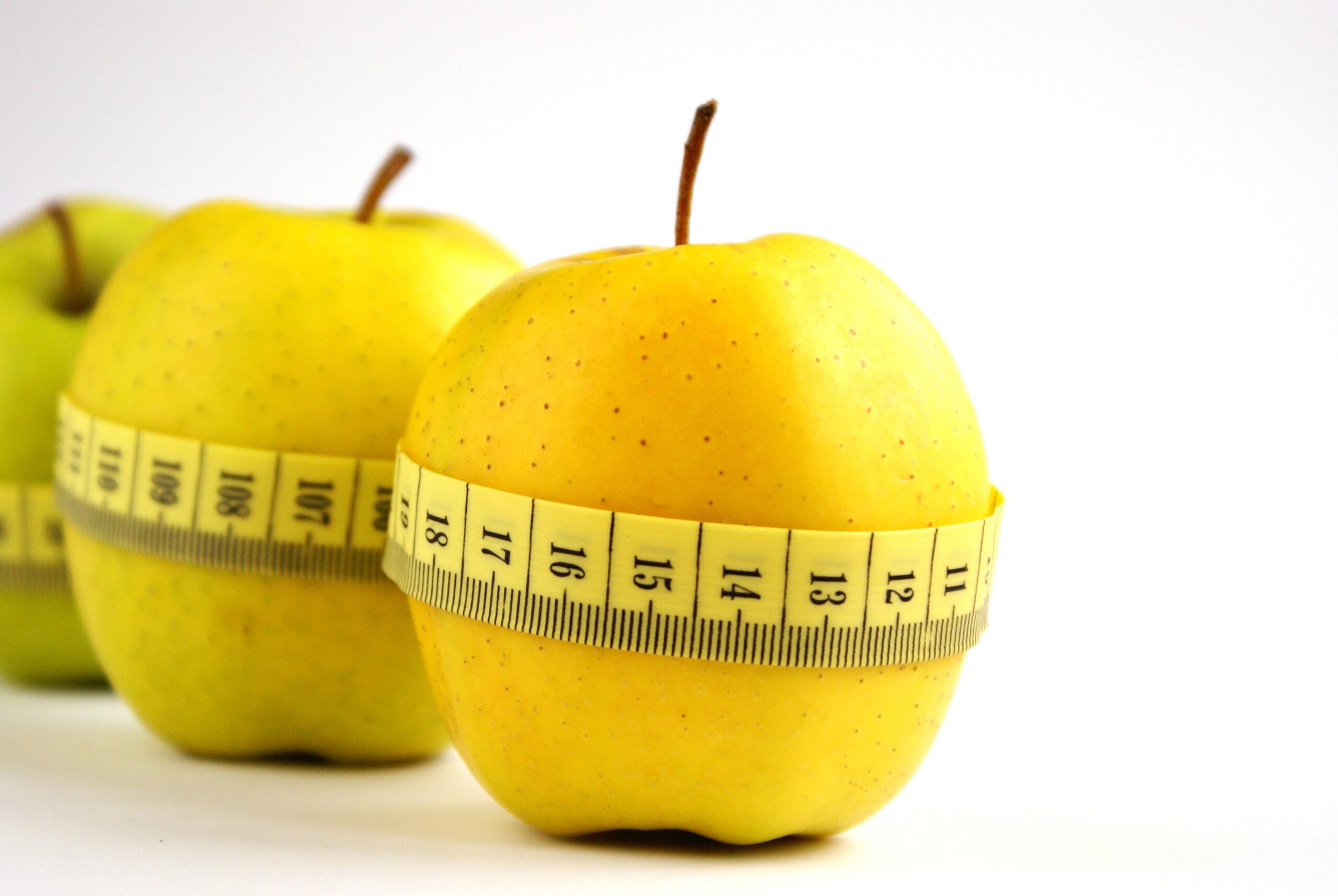 Mulher sentada editando um texto em um notebook