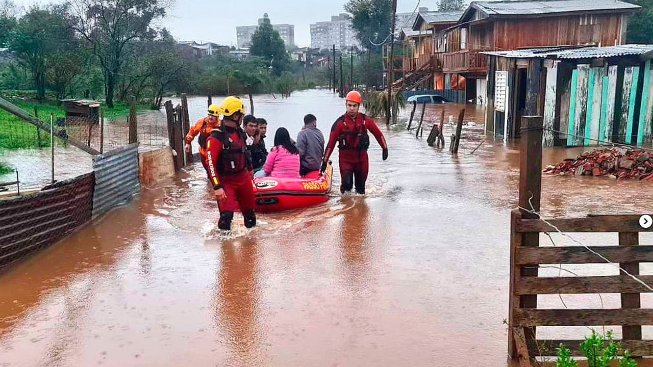 ilustração de menina sentada na cama comendo fastfood