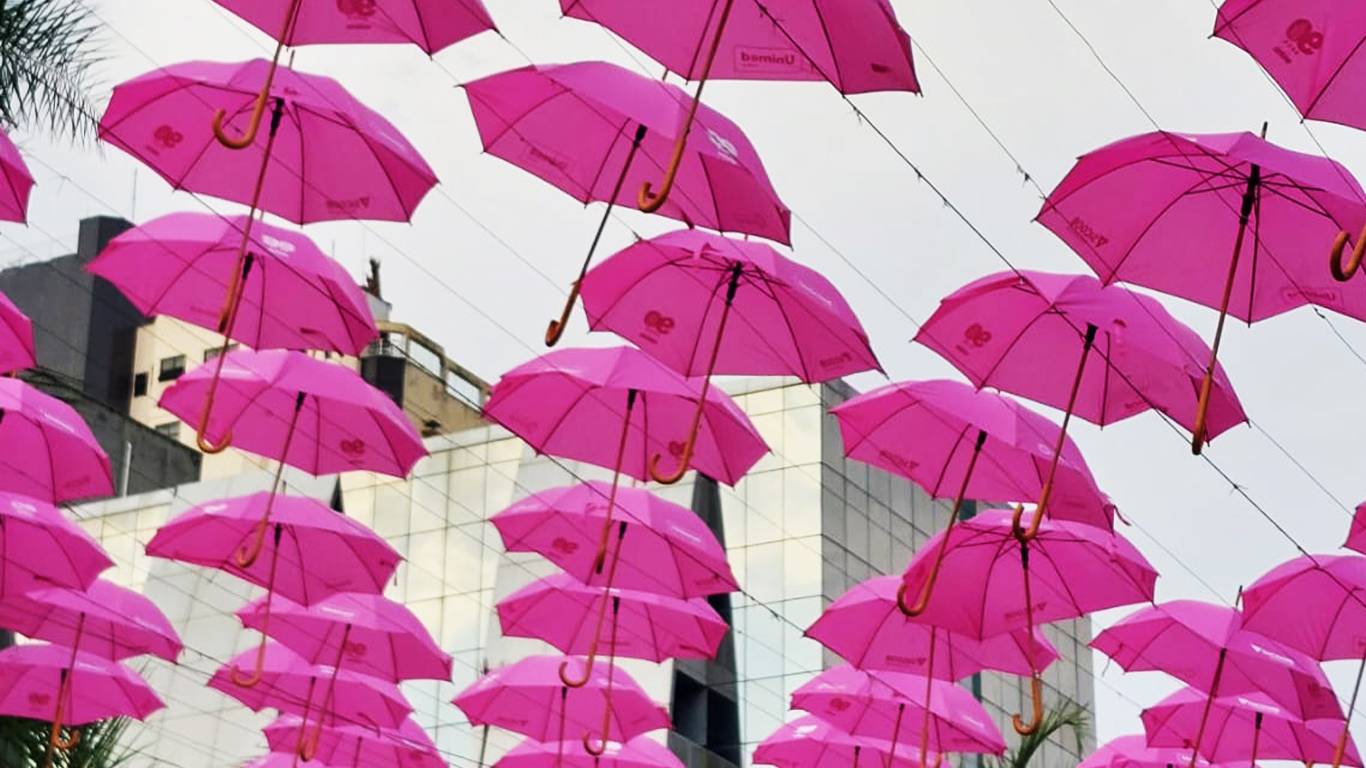 Guarda-chuvas rosas enfeitam túnel da Praça Tamandaré, no mesmo local onde são instalados os pisca-piscas no Natal