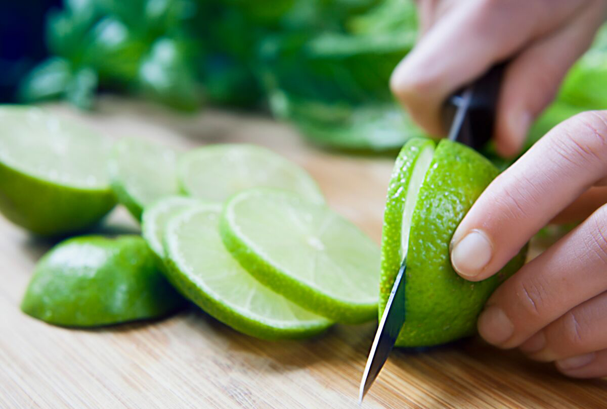 Ilustração com fundo azul do signo de Gêmeos