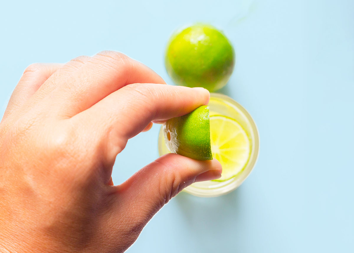 Ilustração com fundo azul do signo de Escorpião