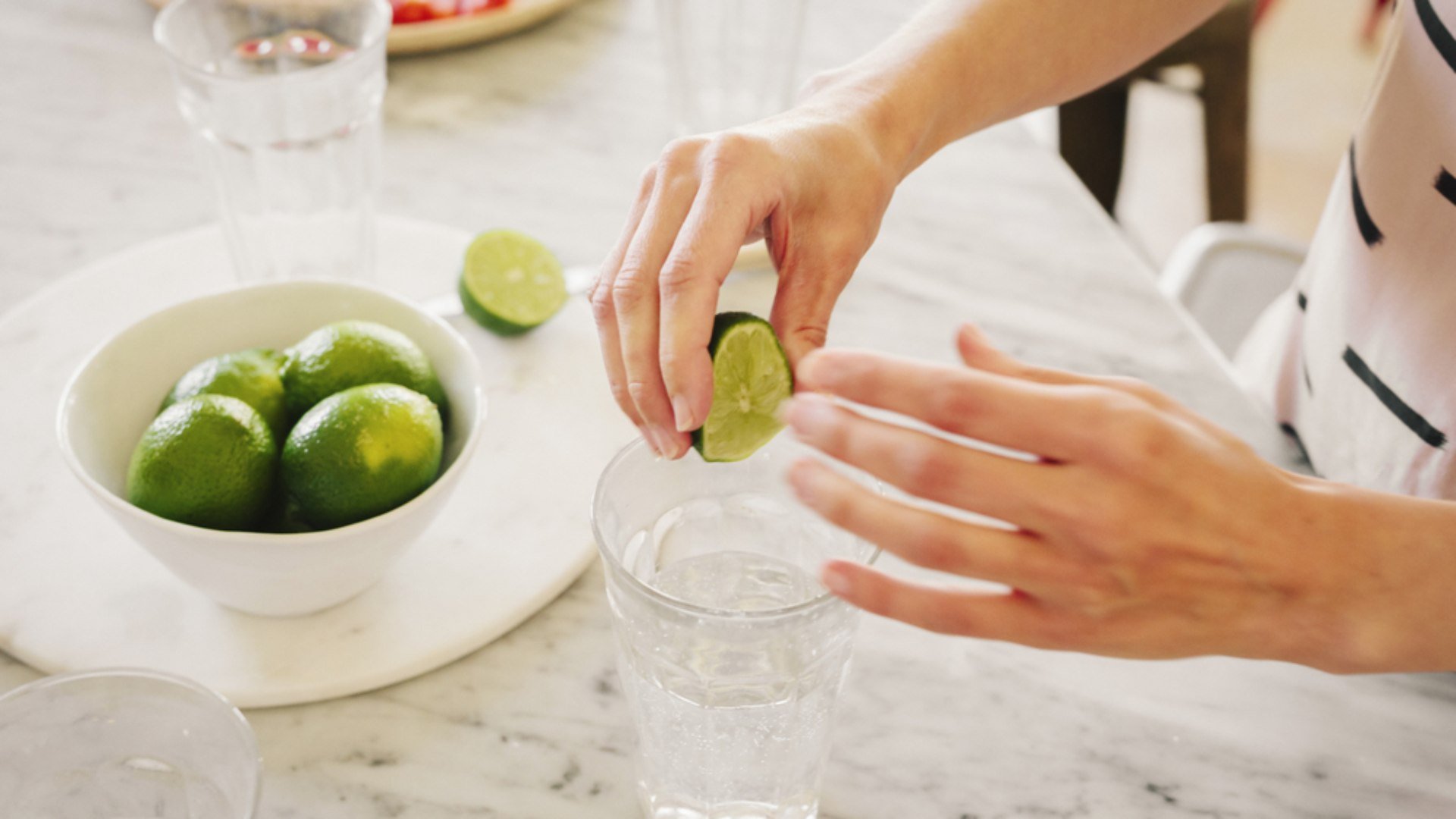 Ilustração com fundo azul do signo de Câncer