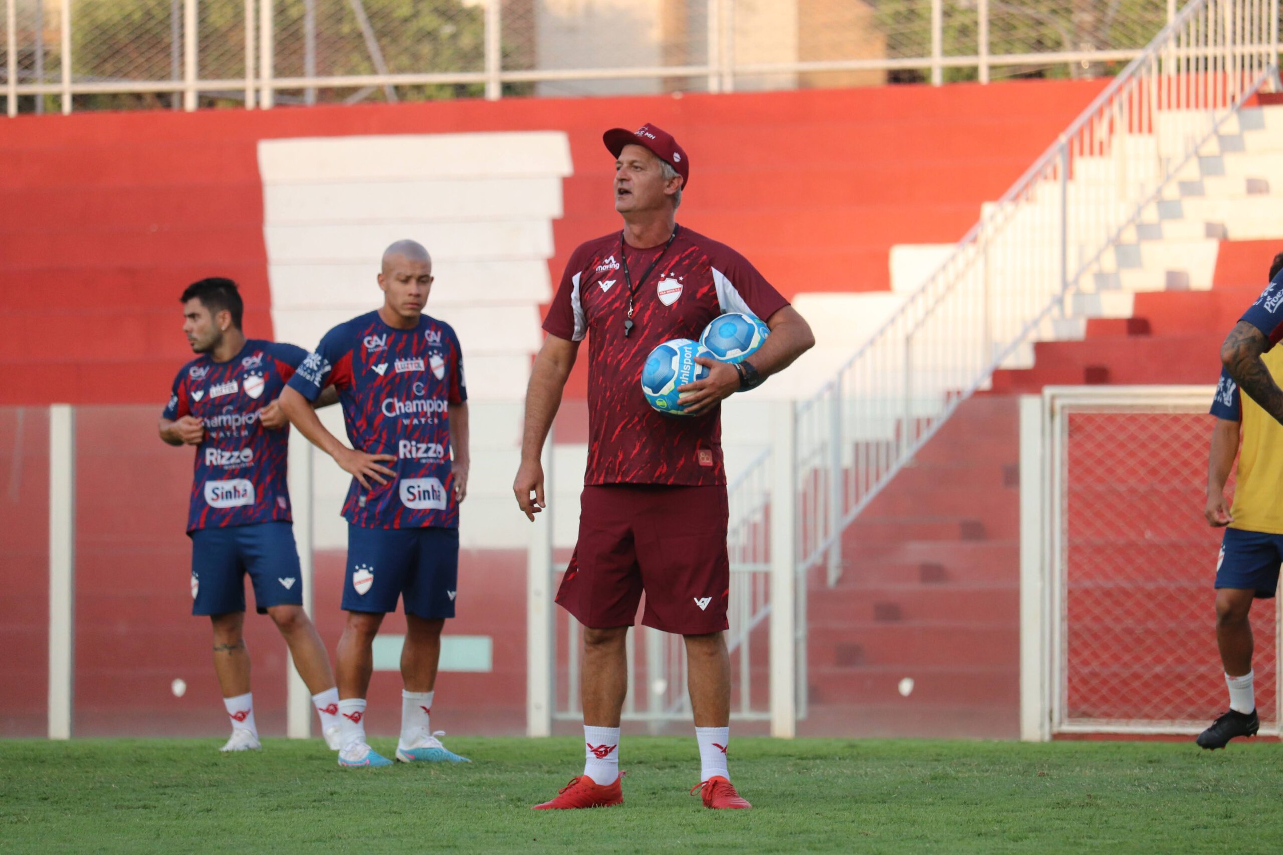 Ilustração de uma mulher saindo para luz do dia por uma porta