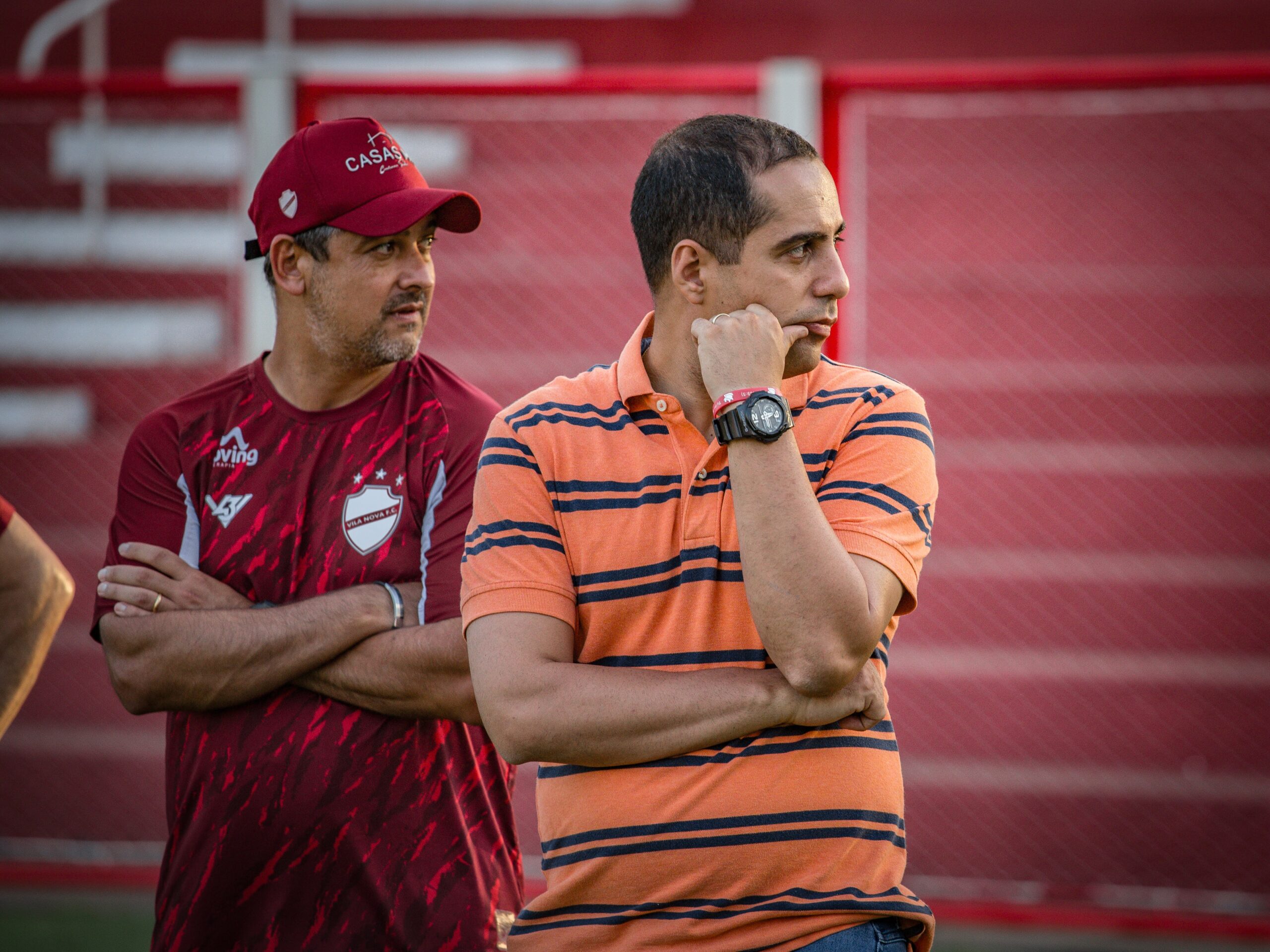 Mulher bebendo água durante show ao ar livre