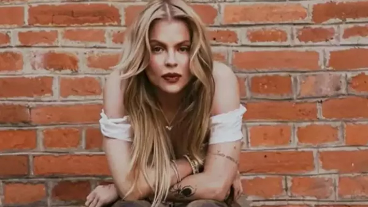 Ilustração em amarelo com fundo roxo do signo de Câncer