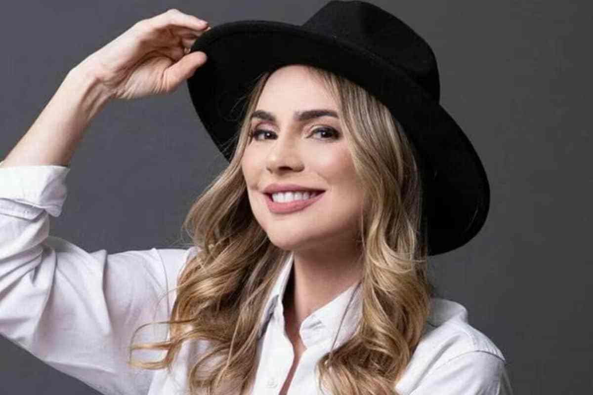 Sala de estar com cristaleira embutida na parede