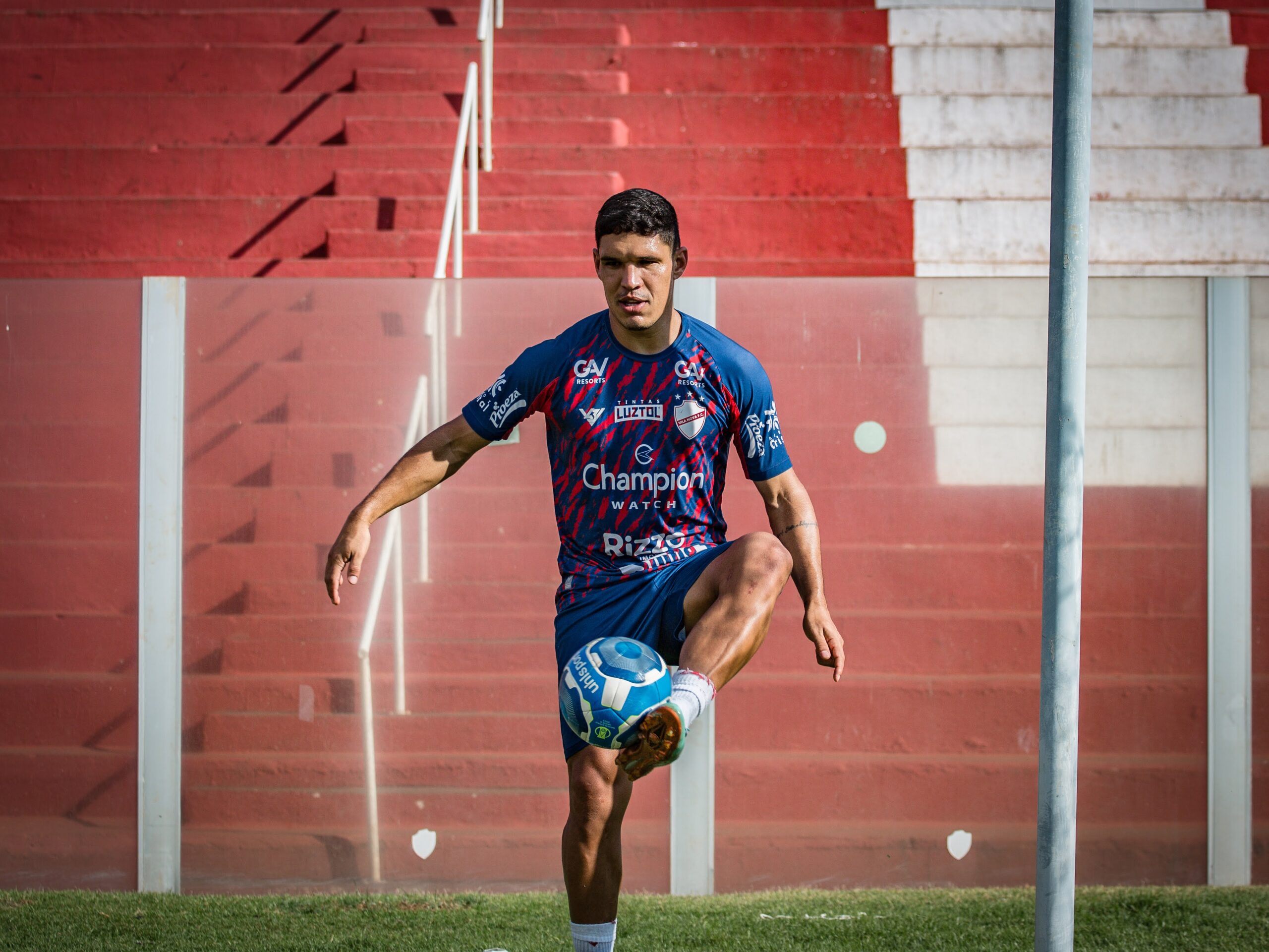 Jovens usando boné e óculos escuros tirando foto no Rock In Rio 