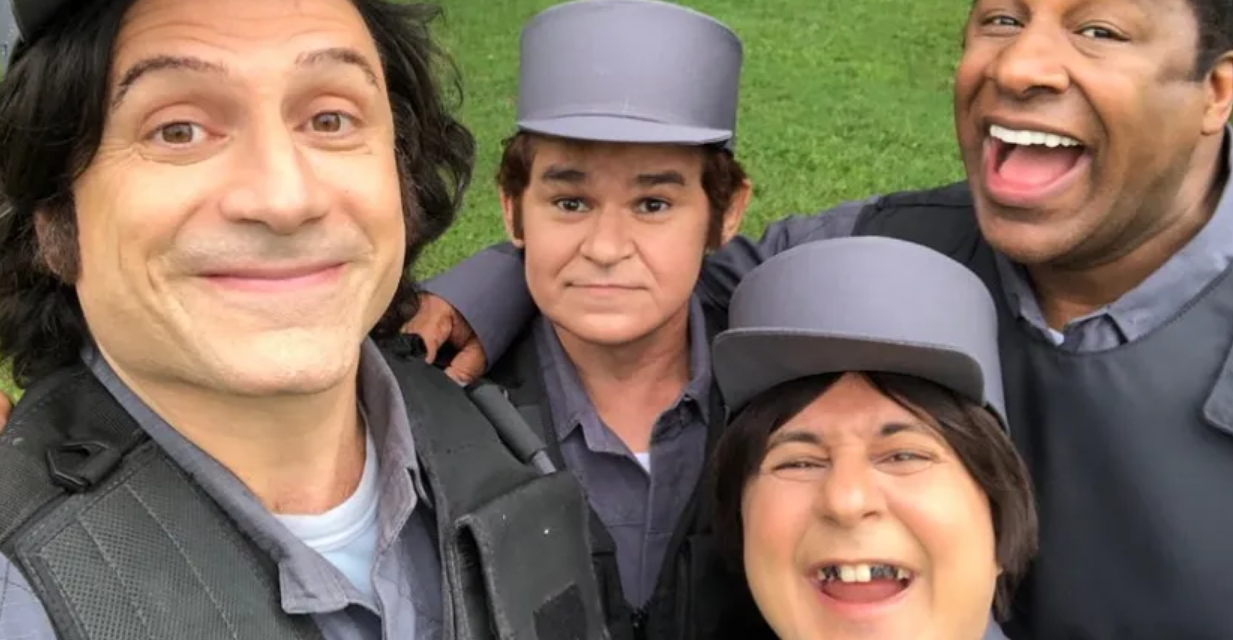 Recipientes de vacina ao lado de seringas em cima de uma mesa com o fundo de luz azul