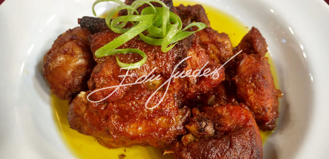 Ilustração com fundo preto e detalhes dourados do signo de Áries