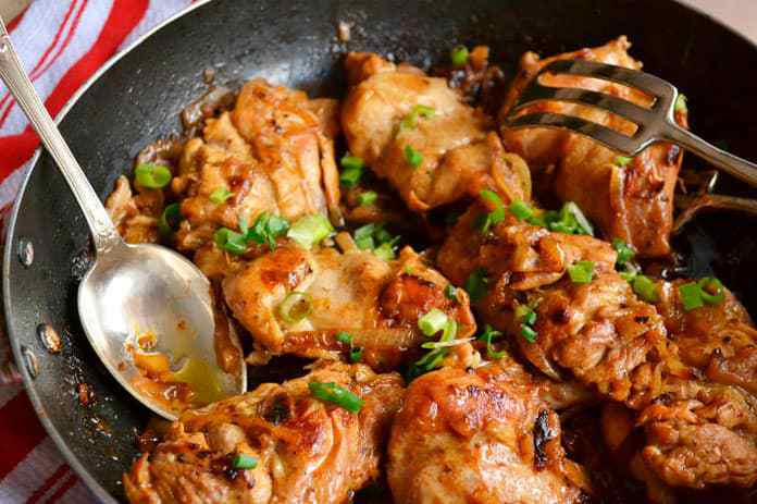 Ilustração com fundo preto e detalhes dourados do signo de Câncer