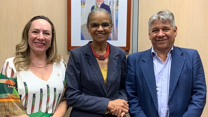 Ilustração do símbolo de câncer em um fundo rosa