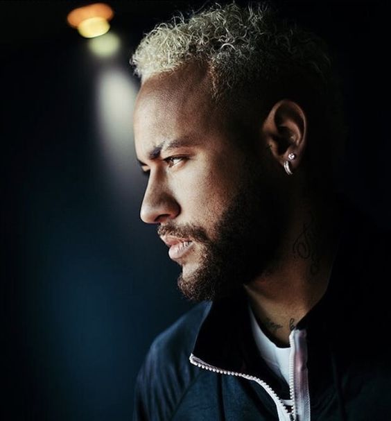 Mulher se espreguiçando na cama 