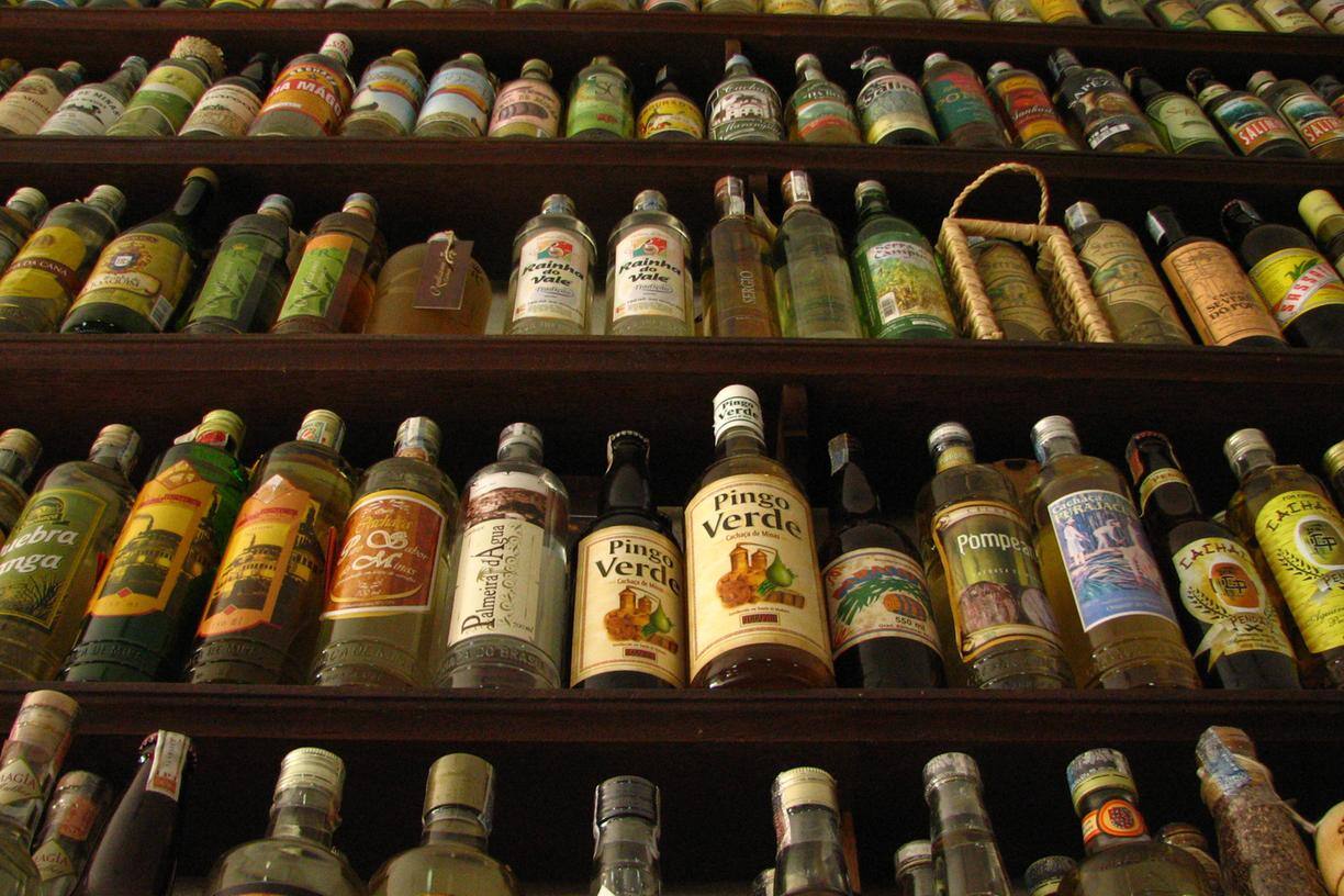 Mãos segurando pão grande e dourado