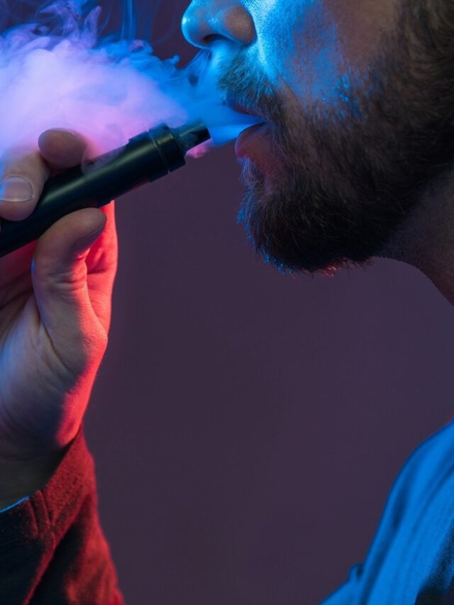 Ilustração do signo de Leão na cor rosa em um fundo azul e laranja