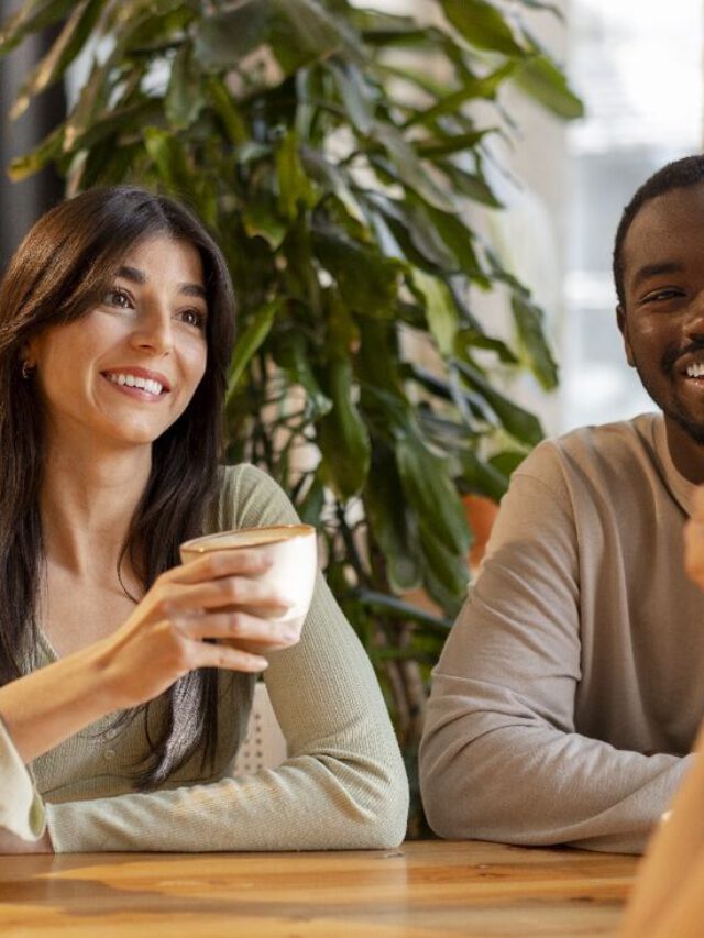 capa do livro "Antimanual filosófico" em azul, com escritos em branco e amarelo e imagem de filósofo