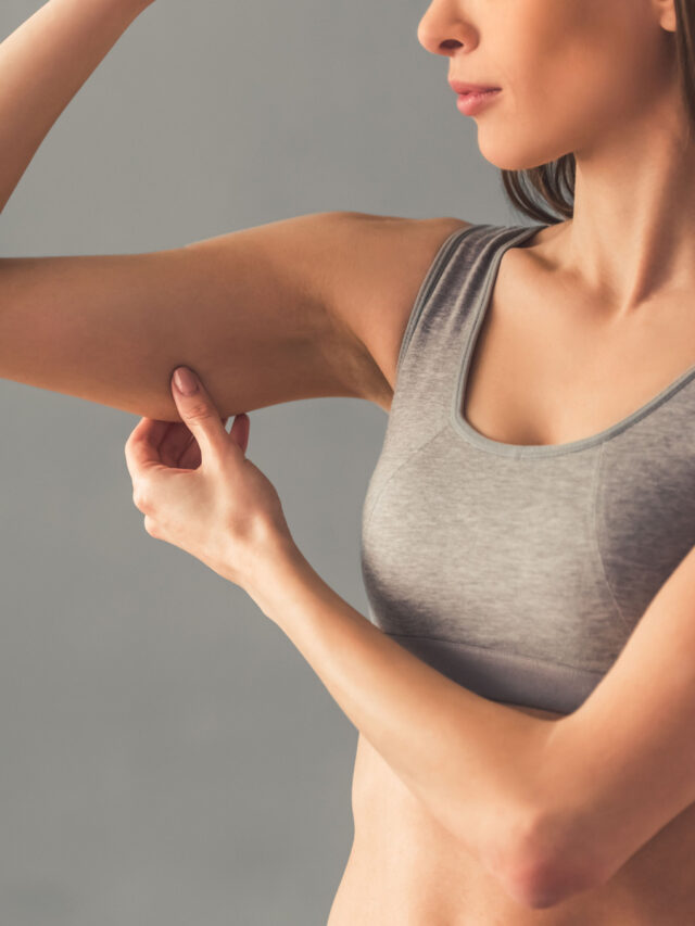 Copo de vidro com suco de romã com beterraba e laranja em cima de uma tábua de madeira